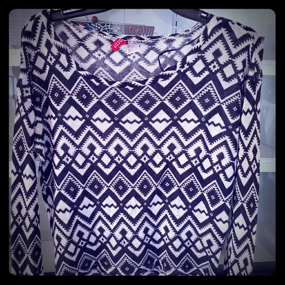 Gently used black and white top by H&M - Picture 1 of 4